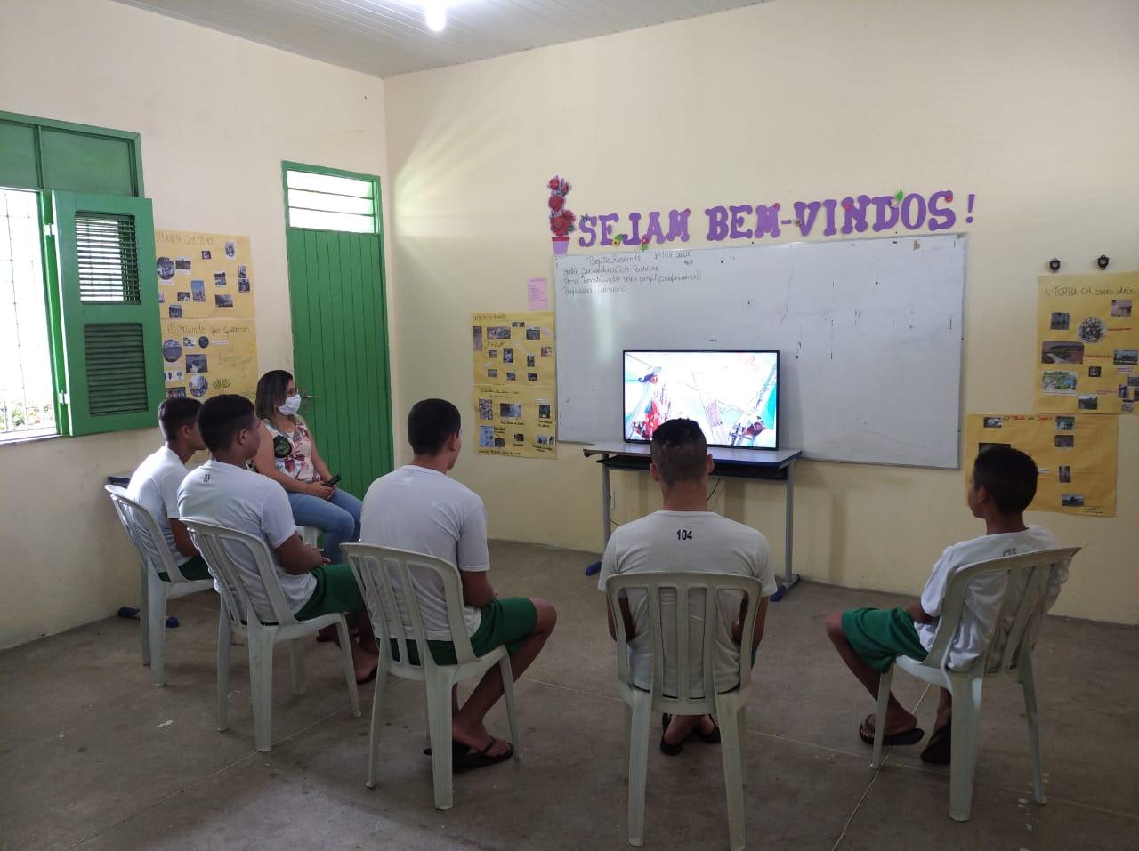 Adolescentes assistem programação educativa da Rede Cuca