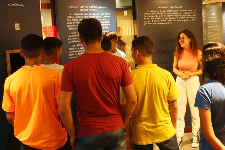 Jovens do Mártir Francisca visitam Memorial da Alece e passeiam pela história