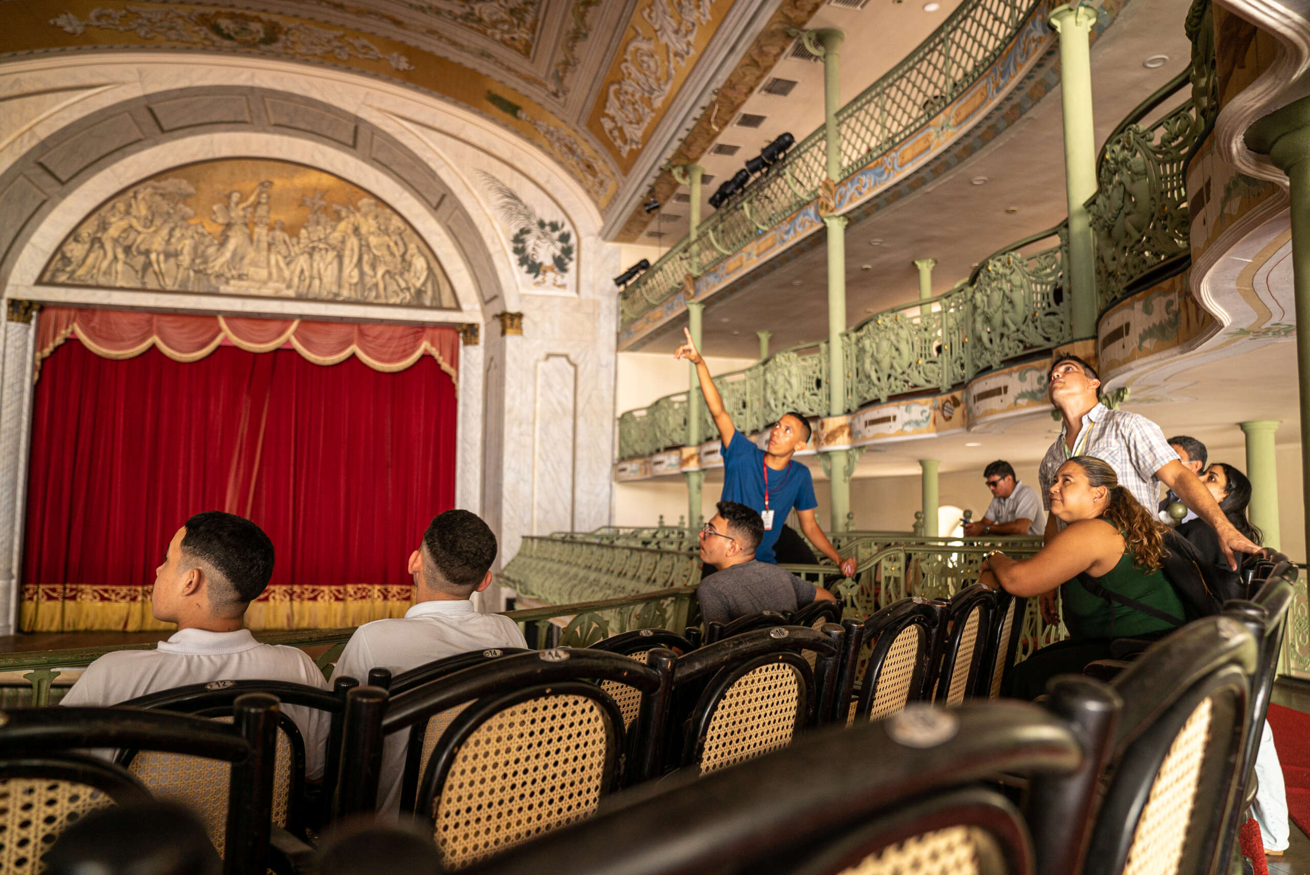 Adolescentes viajam na história ao visitar Theatro José de Alencar